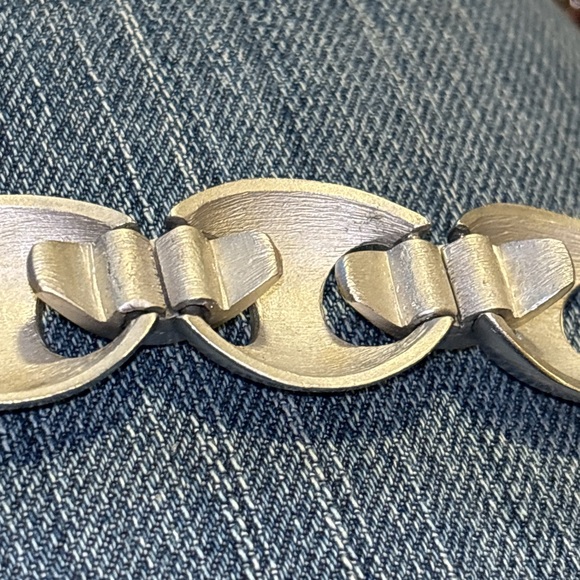 Vintage signed  Trifari gold and silver colored bracelet - Picture 4 of 9